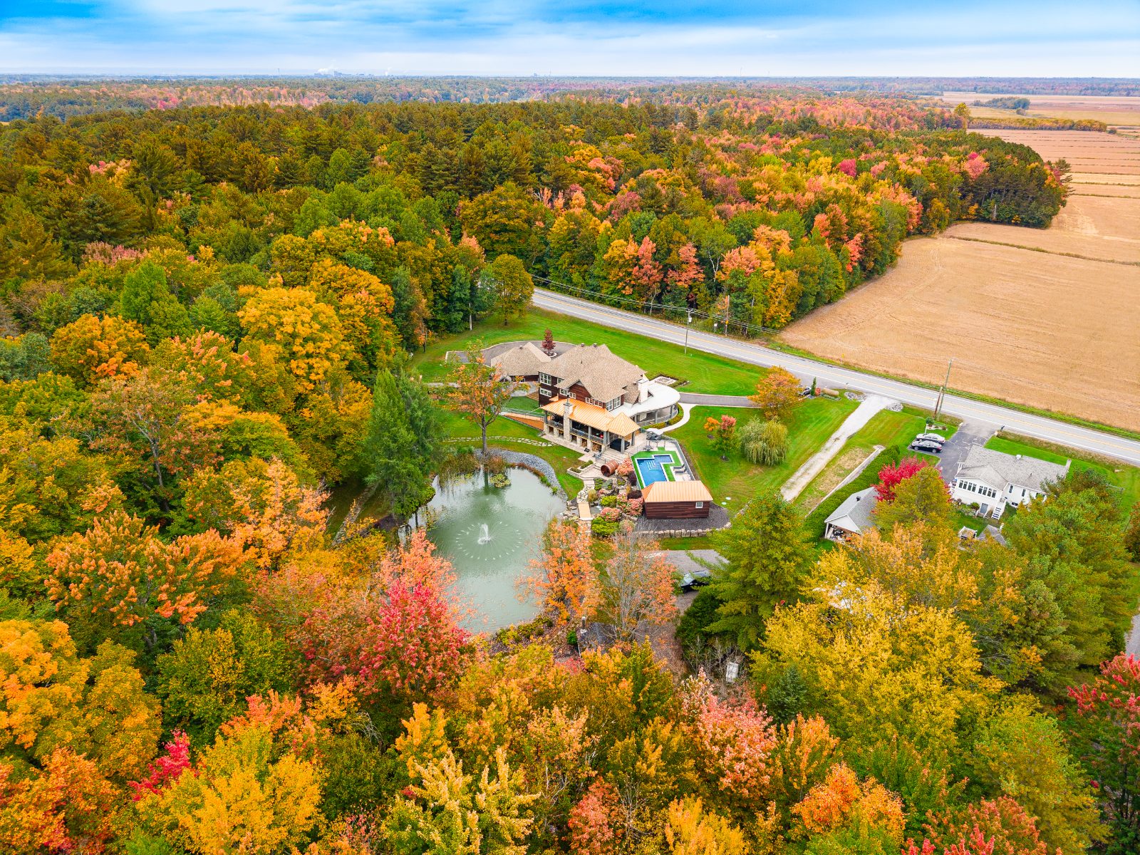 Vue aérienne du domaine entre champs et boisés