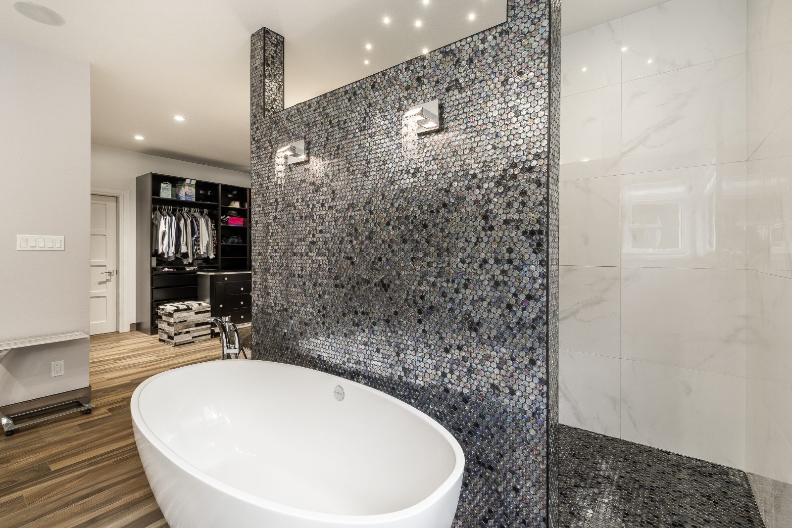 Salle de bains principale avec baignoire autoportante