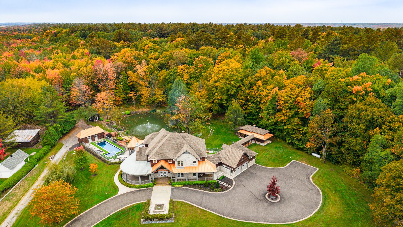 Vue aérienne du domaine, de l’étang et de la piscine